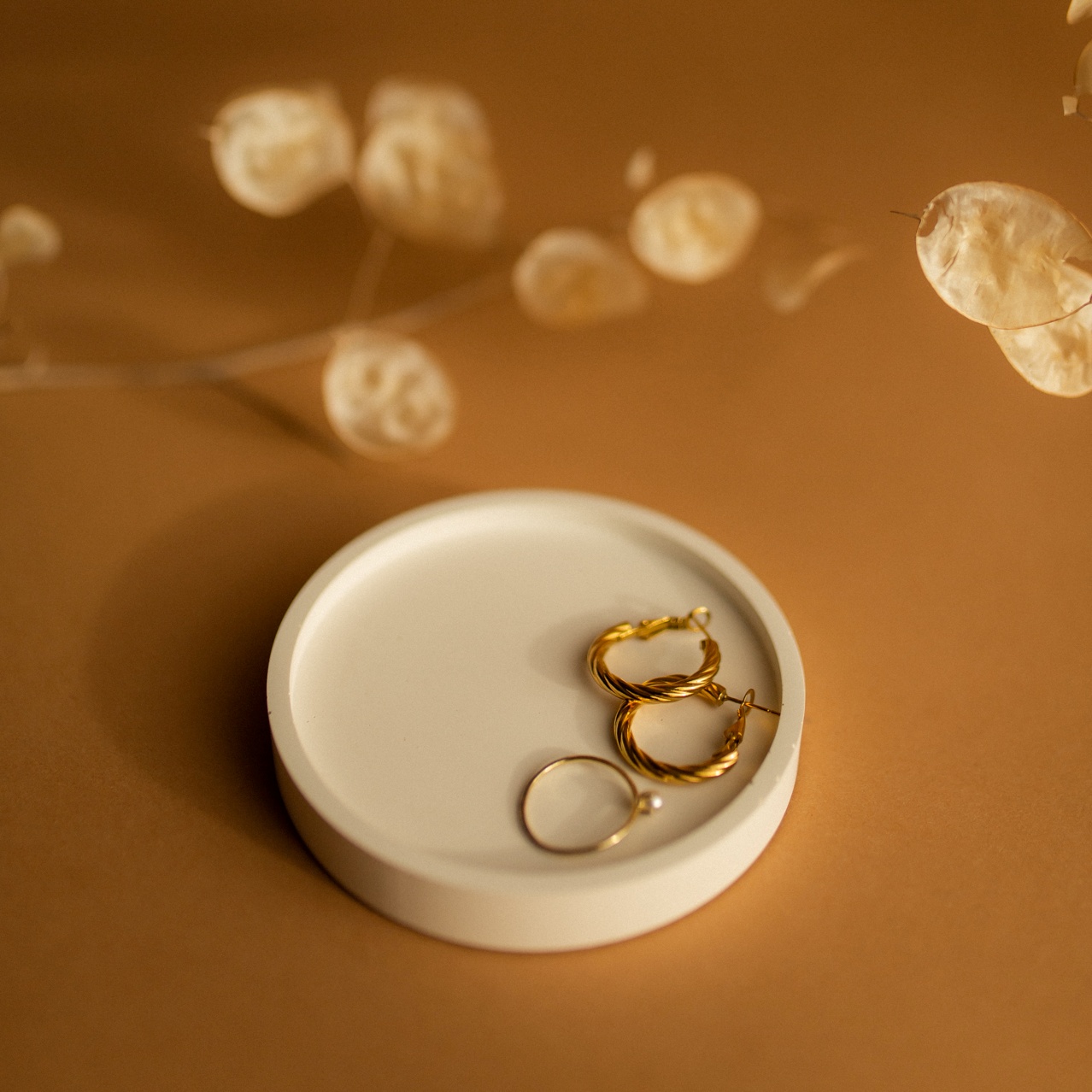 Okrągła podstawka z gipsu biała