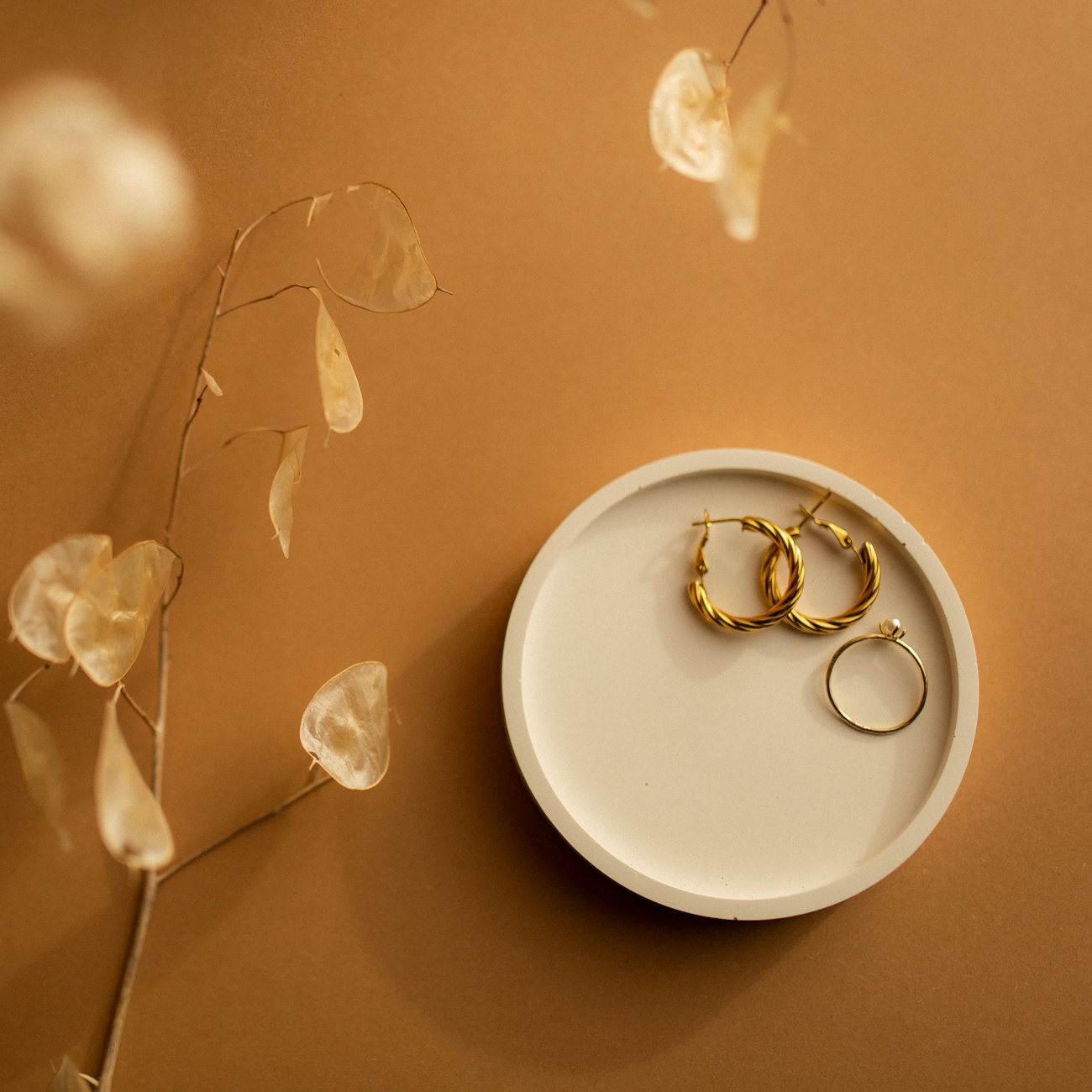 Okrągła podstawka z gipsu biała - obrazek 2