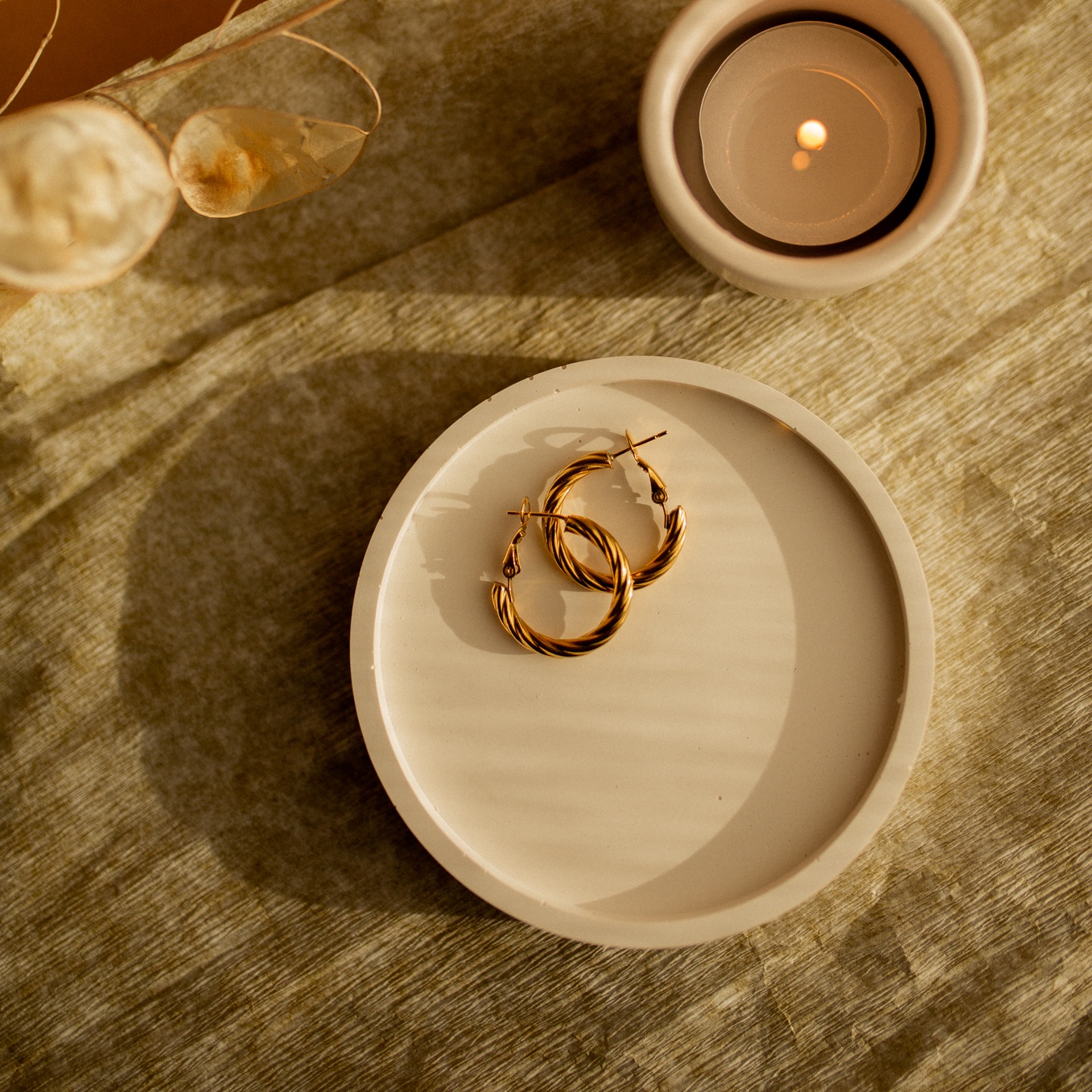 Okrągła podstawka z gipsu biała - obrazek 3