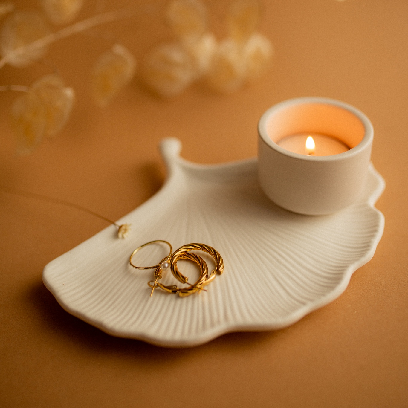 Podstawka gipsowa biała liść miłorzębu