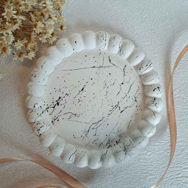 taca dekoracyjna bubble biala z efektem marmuru czarny 02 &ndash; Moldness